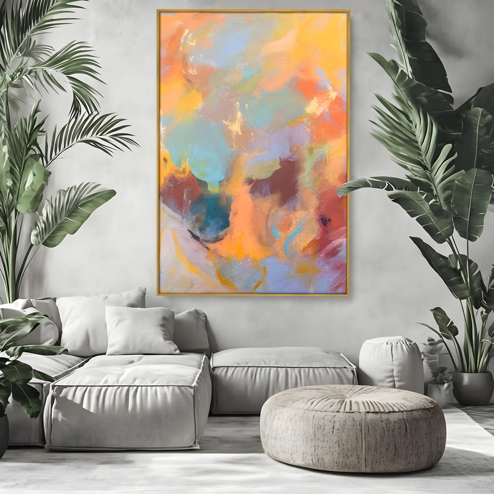 Tablou canvas cu pictura abstracta cu pete colorate verticale, in rama de aluminiu auriu, pe perete intr-un living